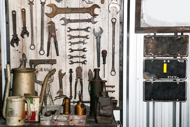 Scène d&#39;atelier Outils sur la table et la planche Au garage