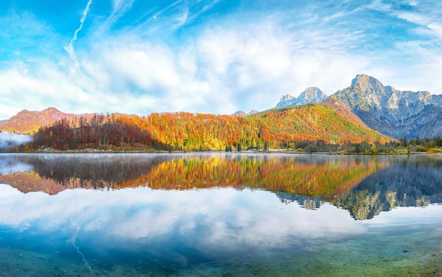 Photo scène d'automne à couper le souffle d'un matin ensoleillé sur le lac almsee destination de voyage populaire