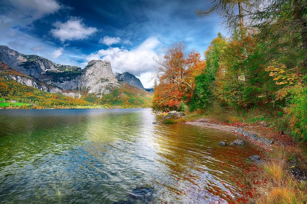 Scène d'automne idyllique dans le lac Grundlsee dans les montagnes des Alpes Autriche