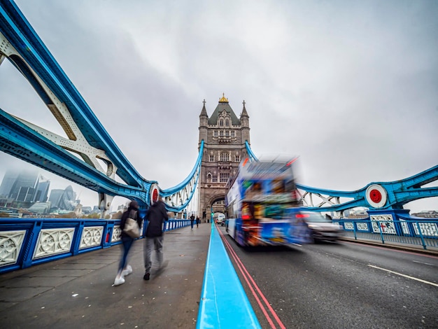 Photo scène de circulation sur le pont de la tour de londres