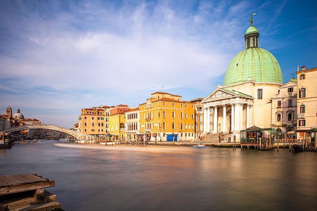 Scène classique de Venise avec bateaux sur les canaux et architecture historique