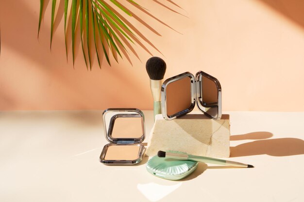 Photo scène cosmétique moderne minimale avec des pinceaux de maquillage palette d'ombres à paupières podium de rouge à lèvres sur fond beige neutre