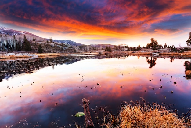 Scène de coucher de soleil sur le lac