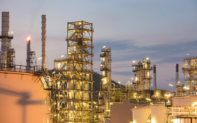 Scène crépusculaire de l'usine de raffinerie de pétrole du réservoir et de la colonne de tour de l'industrie pétrochimique dans la construction du site