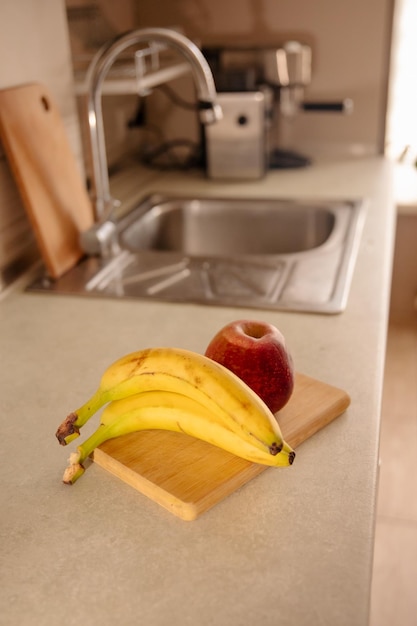 Scène de cuisine avec bananes et fruits mélangés