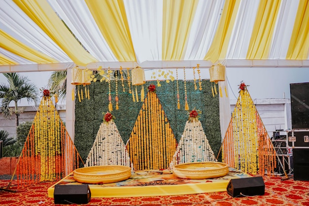 Une scène décorée pour la cérémonie de Haldi