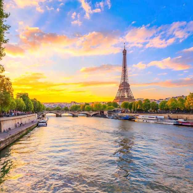 Scène du crépuscule de la Seine à Paris avec des couleurs fantastiques au coucher du soleil