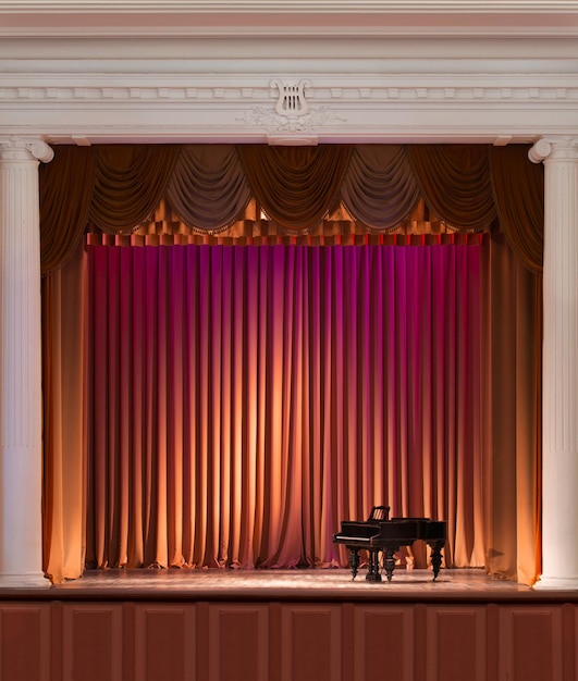 Scène éclairée par des lumières avec coulisses et colonnes décoratives