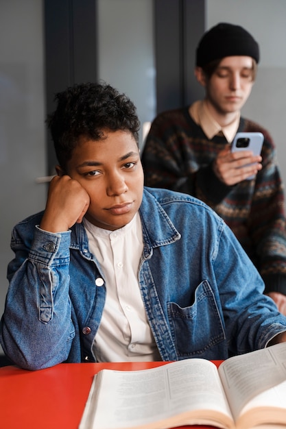 Photo scène d'école avec des adolescents homosexuels