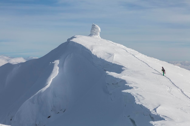 Scène épique de l'homme au sommet de la montagne comme symbole du succès de la vie Incroyable vue panoramique sur la crête de la montagne enneigée