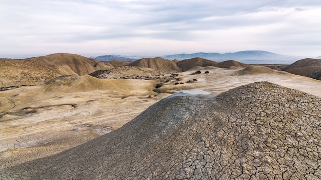 Scène d'éruption du volcan de boue