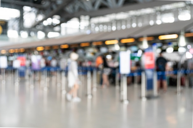 Scène floue du terminal de départ de l'aéroport.