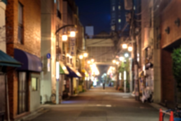 Scène floue de ruelle avec lumière rougeoyante la nuit