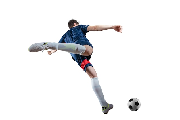 Scène de football au match de nuit avec le joueur qui frappe le ballon avec puissance. Isolé sur fond blanc