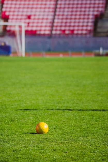 Photo scène de football avec balle sur l'herbe