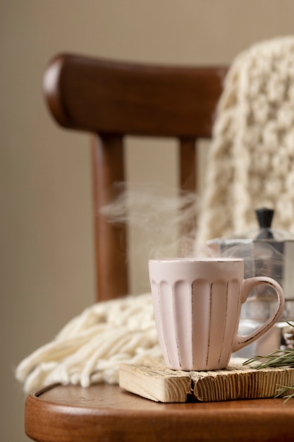 Photo scène d'hiver avec mug sur chaise nature morte