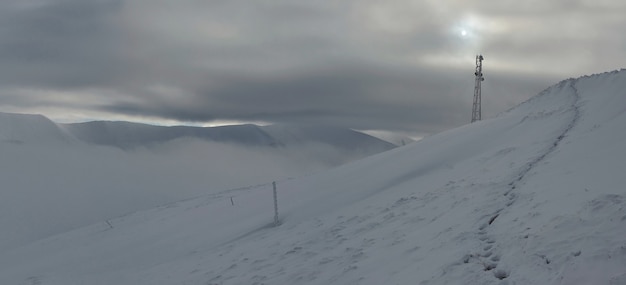 Photo scène d'hiver avec tour d'antenne