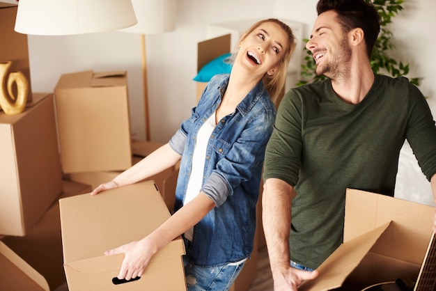 Scène joyeuse de couple heureux