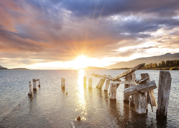 Scène de lac au lever du soleil