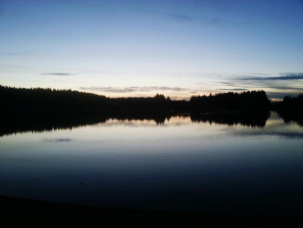 Photo scène d'un lac calme contre le ciel au crépuscule