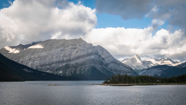 Scène de lac et de montagnes au sentier du lac Upper Kananaskis, Alberta, Canada