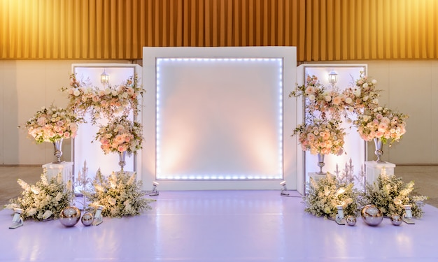 Scène de mariage décorée de fleurs