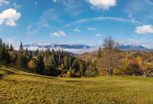 Scène matinale de montagne de fin d'automne avec des sommets couverts de neige au loin et des nuages brumeux dans les vallées Scène conceptuelle de la nature saisonnière et de la beauté de la campagne des Carpates en Ukraine