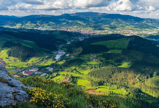 Photo scène d'un moment de lumière sur la vallée de duranguesado au printemps