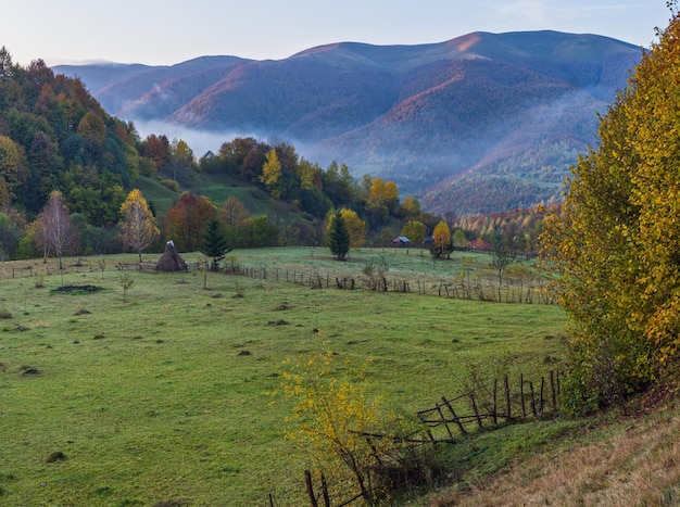 Scène de montagne d'automne brumeuse tôt le matin Paisible pittoresque voyage nature saisonnière et scène de concept de beauté de la campagne Montagnes des Carpates Ukraine