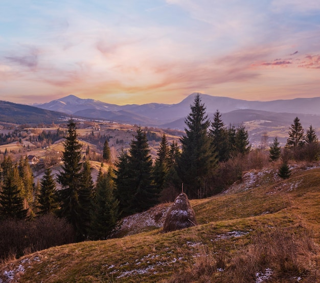 Photo scène de montagne de fin d'automne nature saisonnière pittoresque et beauté de la campagne scène conceptuelle des carpates ukraine