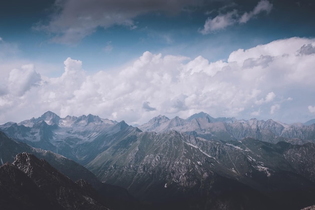 Scène de montagnes avec un ciel nuageux dramatique dans le parc national de Dombay, Caucase, Russie. Paysage d'été et journée ensoleillée