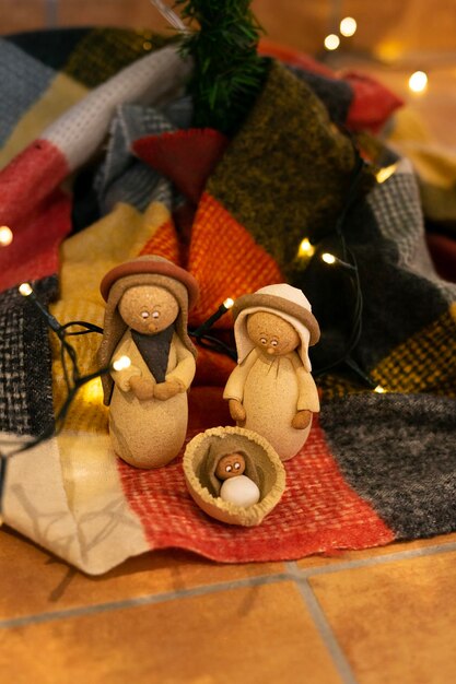 Photo la scène de la nativité sous l'arbre de noël