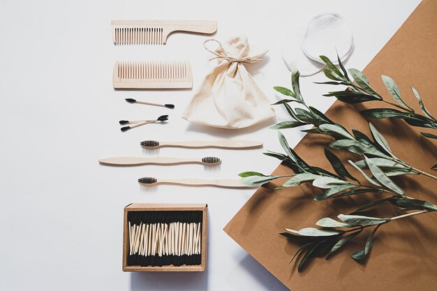 Photo scène de nature morte moderne avec une branche d'olivier zéro déchets pour les brosses à dents en bambou de bain