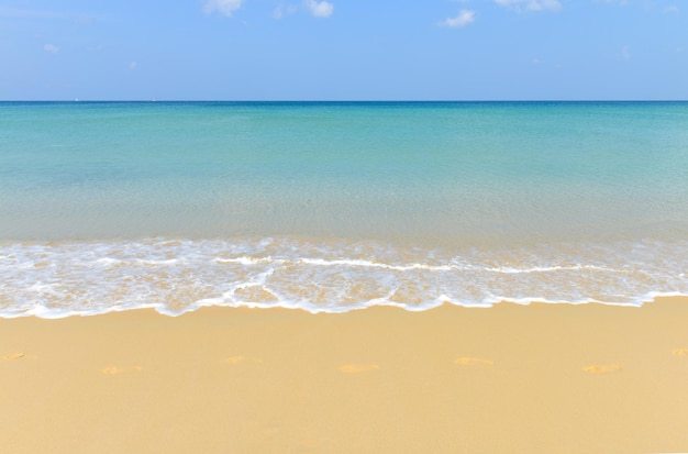 Scène nature plage tropicale et ciel bleu à Karon beach Phuket Thaïlande