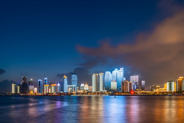 La scène nocturne du paysage architectural urbain de Qingdao