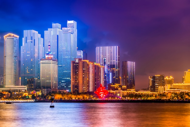 La scène nocturne du paysage architectural urbain de Qingdao