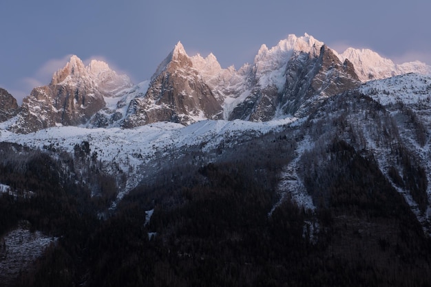 scène nocturne du paysage de montagne