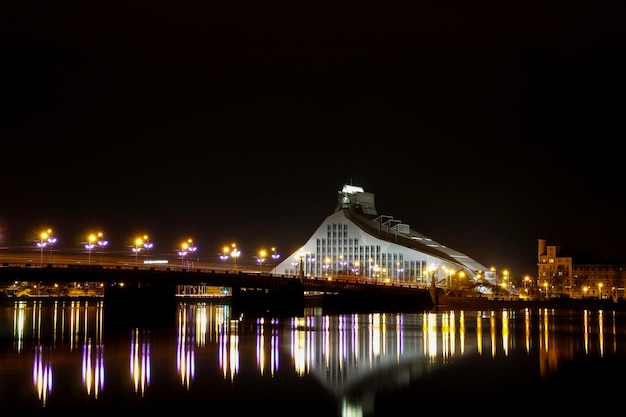 Scène nocturne du pont et de la Bibliothèque nationale de Riga.