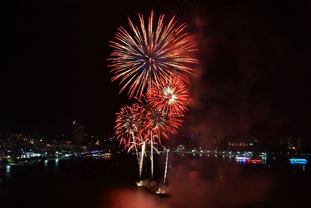 Scène nocturne de feux d'artifice multicolores à Pattaya International Fireworks Festival ChonburiThaïlande