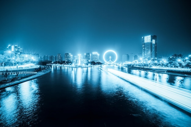 Scène nocturne de la rivière haihe et de la grande roue dans le ton bleu de tianjin