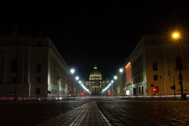 Scène nocturne de Rome, route en perspective avec la basilique Saint-Pierre en arrière-plan. Point de repère italien