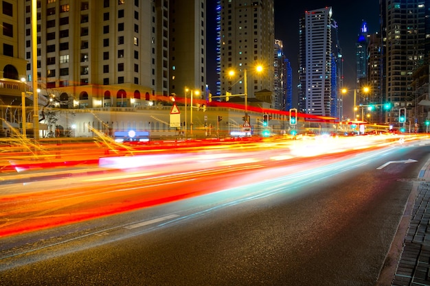 Scène Nocturne De La Route De La Ville émirats Arabes Unis Trafic Nocturne De Dubaï Longs Traceurs Dans Le Centre Des émirats Arabes Unis De Dubaï