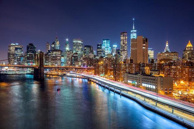 Scène nocturne de la ville de New York avec les toits de Manhattan et le pont de Brooklin, États-Unis