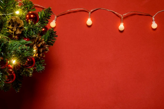 Scène de Noël Arbre de Noël en vue de dessus sur fond rouge