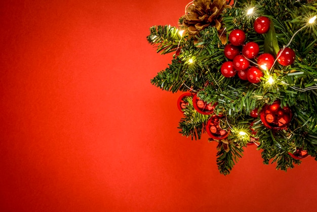 Scène de Noël Arbre de Noël en vue de dessus sur fond rouge