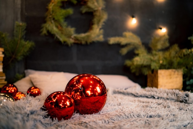 Scène de Noël avec des boules de Noël au lit Ambiance de vacances Intérieur d'hiver de la chambre ou du studio photo Décoration du nouvel an Jouets de Noël Photo stock