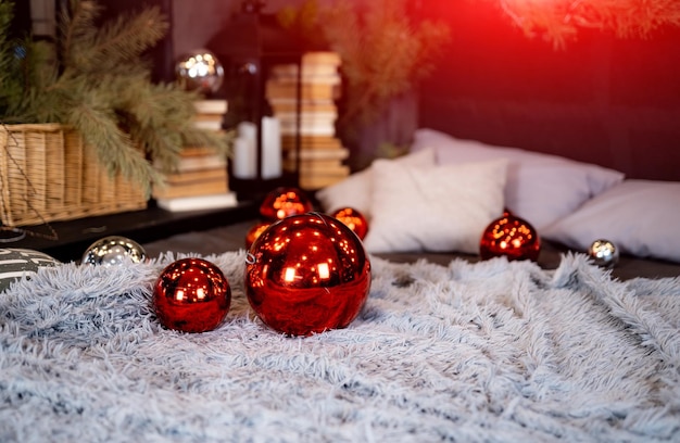 Scène de Noël avec des cadeaux d'arbre et des boules de Noël au lit Atmosphère de vacances photo stock