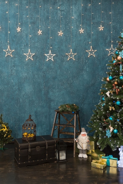 Scène de Noël avec des cadeaux et des décorations d'arbres en arrière-plan Intérieur de vacances du nouvel an
