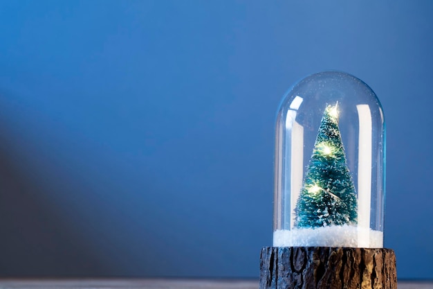 Scène de Noël festive Arbre de Noël à l'intérieur d'une boule à neige en verre