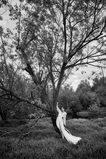 scène en noir et blanc de femme dans la nature